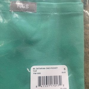 Small size Catarina one pocket top , figs scrub top
